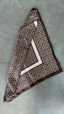 Lenço em cetim Lenço em cetim